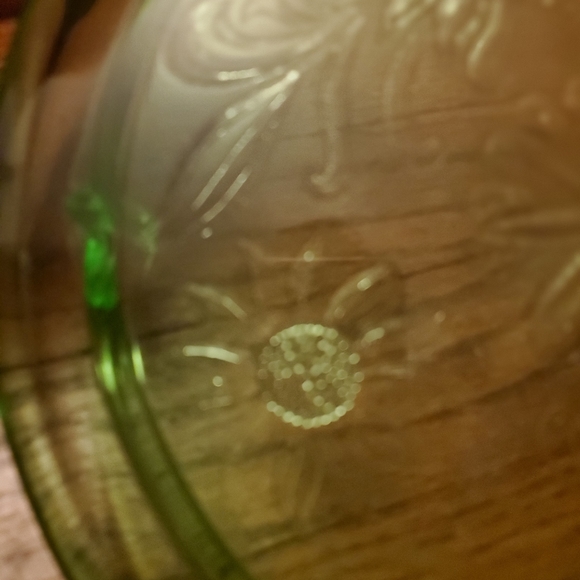 Green depression serving plate with feet.  Daisy flowers pattern Mint - Picture 10 of 10